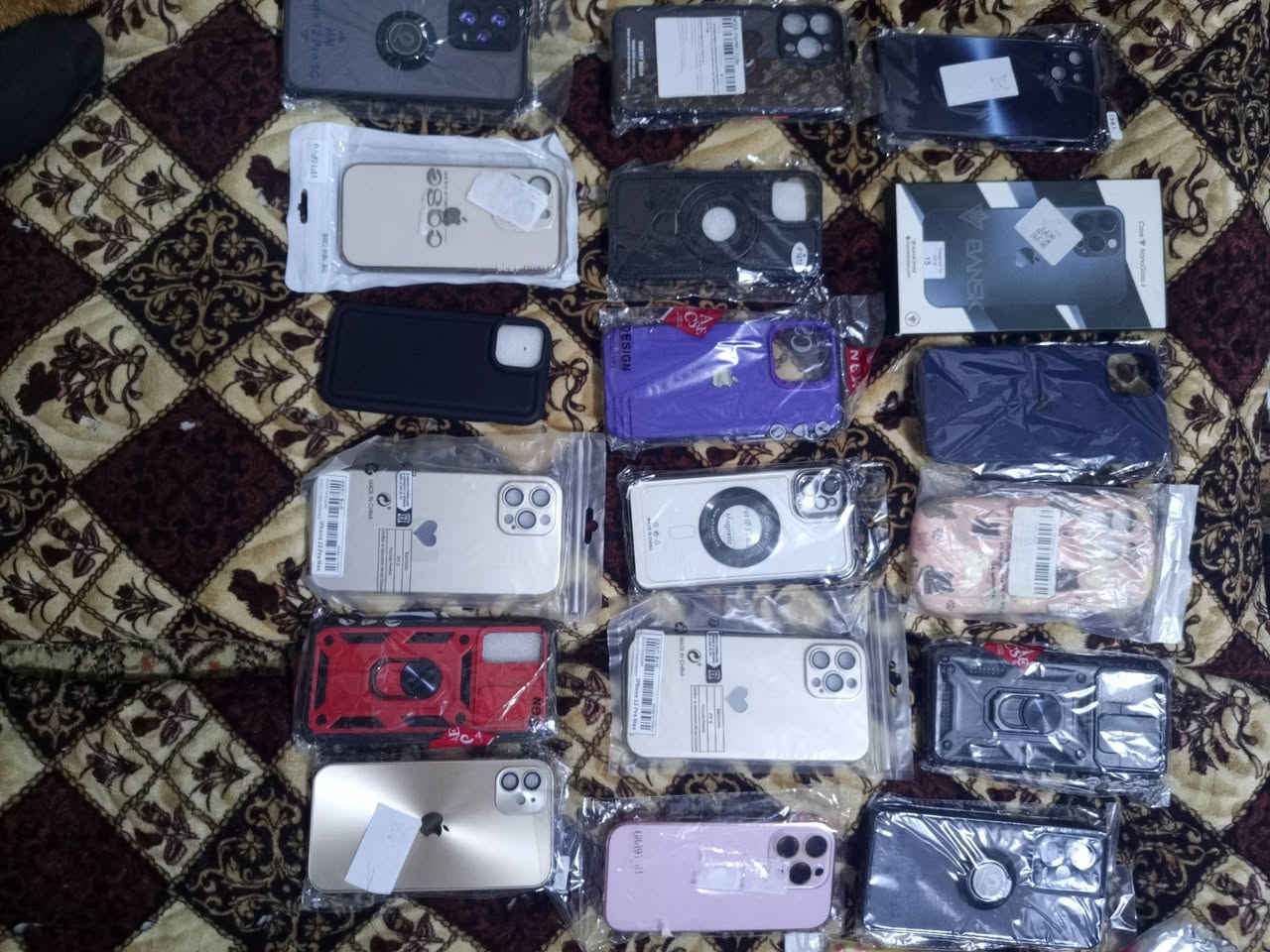 كفرات اغلبهن ايفون كلة جديد وحديث بالجيس ابيع شلعة 
تقريبا 40 قطعة كلهن ب20 تواصل ***********
