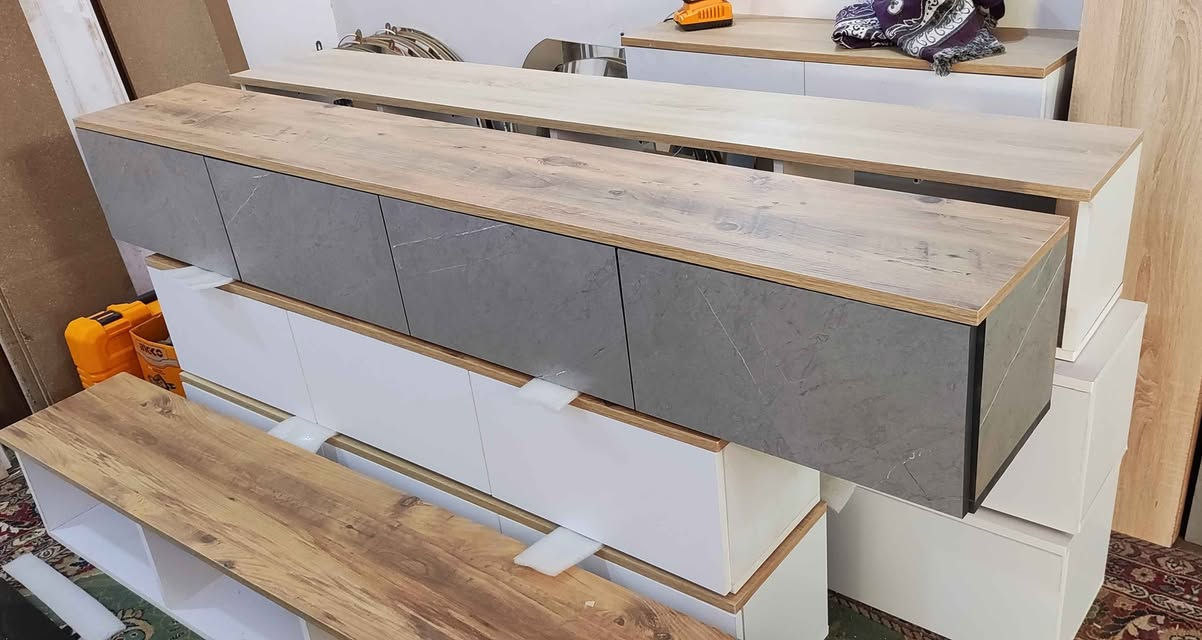 مێزی تیڤی بە ڕەنگی ساجی و سپی بە هەردوو شێوازی هەڵواسین یان قاچی هەبێت دوو مەتری نرخی 75 هەزارە
مەترو نیوی نرخی 60 هەزارە گڵۆپی لیدی پێوەیە و گەیاندن و هەڵواسین تەنها 5 هەزارە بۆ ناو شاری سلێمانی لە بەکرەجۆم
*********** السليمانية, العراق
