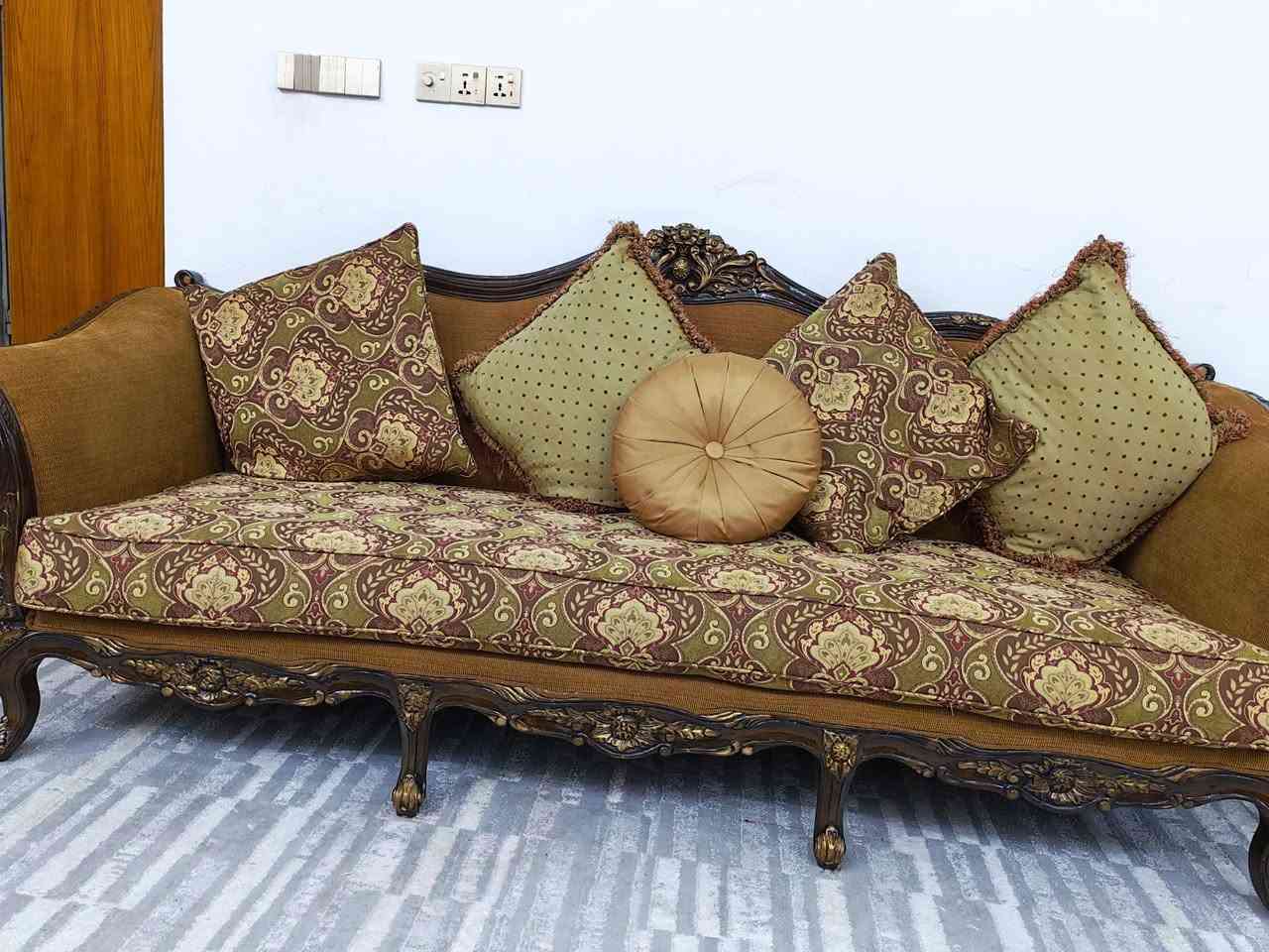 فنفات أثاث للبيع بحاله يشبه الجديد خشب زان الأصلي 16مقعد أربع قطع معا طاولات ثنين اكبار اثنين أزغار للاستفسار *********** وموقعي البصرة الزبير السعر 850 الف
