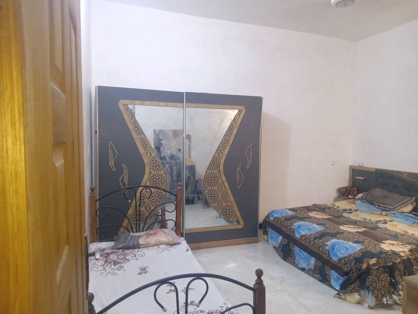 ادمن وافق من رخصتك ورده  رقم صاحب البيت *********** بي واتساب بيت 100متر واجه 5 نزال 20 طابو زراعي سند 25  اصولي  ملك اشخاص البناء طابوك ومسلح  في المنطقه النموذجيه زراعي بيت بنيه في الزعفرانيه   فرع 22  يبعد ٦ قطع عن الشارع الرئيسي  منطقه متكامله ماء مجاري انترنت تبليط ارصفه  جميع الخدمات متوفره     البيت طابق ونص       3غرف نوم   2حمامات استقبال كبير  للبيت مدخلين  ومطبخ معزول ومنور  وسطحين  نقص البيت  لبخ الواجه وشتايكر السطح فقط    البناء حديث 2026 السعر98 بي مجال للطيبين هاتف  متواجد فيس وهذا للرقم بي  واتساب ***********