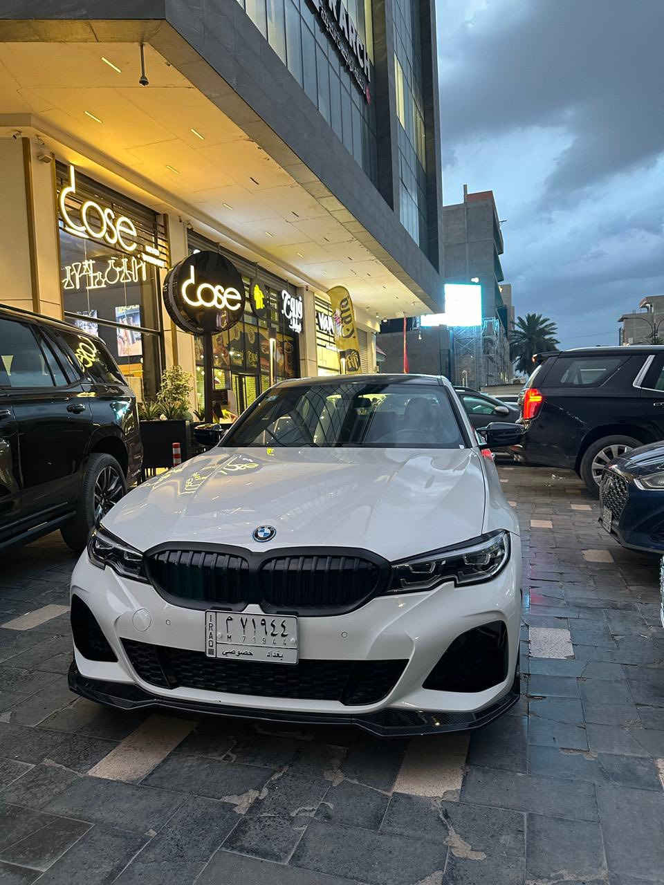 سلام عليكم BMW 330e 2022هايبرد بلك ان للبيع لون ابيض داخل احمر بلادي  اندفيجوال يعني اعلى فئة فول الفول رادارات نقطة عمياء حساسات خلفي امامي كشنات جلد تدفئة ومساج وتحكم كهربائي وكشن خزن ميموري 7وضعيات قيادة انارة محيطية تحكم بيهة من شاشة السيارة وبيهة بعد هواي مواصفات الاندفجوال معروفة السيارة محرك 4 سلندر 2.0 توين باور تيربو 320hp عليها نغمة اكزوز هادئة وتخبل السيارة نضيفة وحلوة ماشية 37000km يعني اخت الجديدة صور الحادث موضحة اسفل وصار بيهة طخة بين البابين الي عكس السايق بالعراق وتصلحت 
السعر 27000$
يعني 270 ورقة وبيهة مجال بسيط 
للاستفسار *********** موجود واتساب
