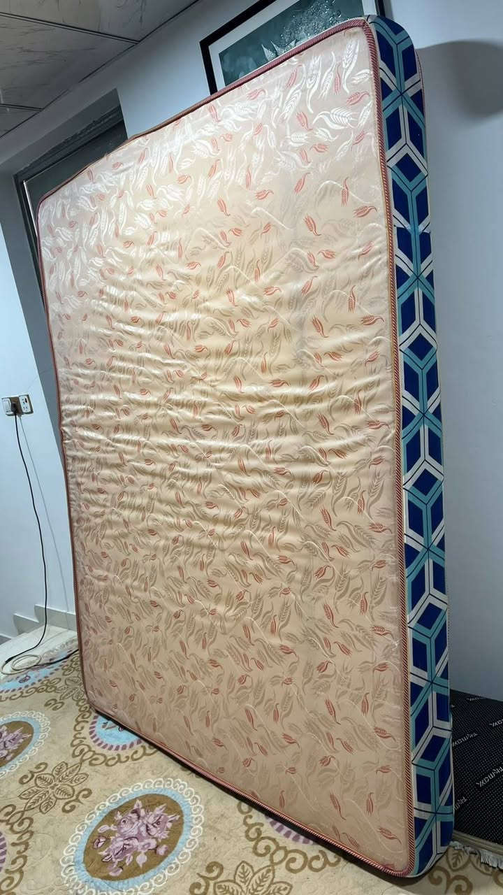 دوشك نفرين جديد كلش واستعمال قليل نظافته 90 % الشراي يتواصل على الخاص او الاتصال بالرقم *********** قياس الدوشك 200*160
