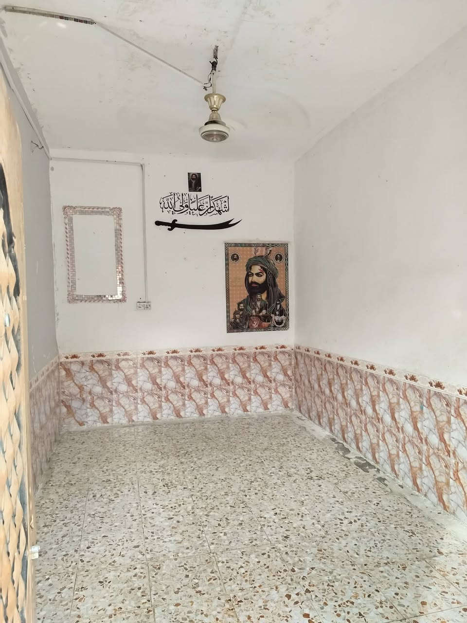 السلام عليكم دار للبيع او ايجار
النهضه على سايد الملعب(ملعب الحاوي)  قرب محلات الجوكر 

فرع عريض 

نوع البناء... بلوك الشمال_عكاده

 طولاني

سنة البناء 2017

المساحه  100متر

طابقين

الطابق الفوگ غرفة ام 10خانات ثرمستون

والطابق الجوه

غرفة وصالة ومطبخ واستقبال وصحيات

الجوه بنيانه ابلوك الشمال

بنيان نضيف وسيراميك

***********
