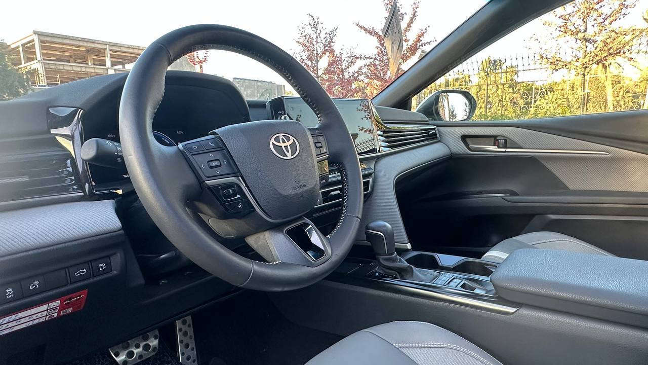 السلام عليكم.
كامري موديل 2025.
اللون ابيض. فوول مواصفات.
فتحة+جلد +تحكمات +هايبرد. فوووول الفووول. السيارة دخول جديد. رقم بغداد تحويل مباشر.
حادثها جاملغ وبنيد... بالتحميل رصعة بسيطة بالجاملغ الخلفي جهة السايق.. مصلحة  PDR. مكانها بغداد. التواصل. واتس اب. او اتصال. علئ الرقم هذا.***********.
