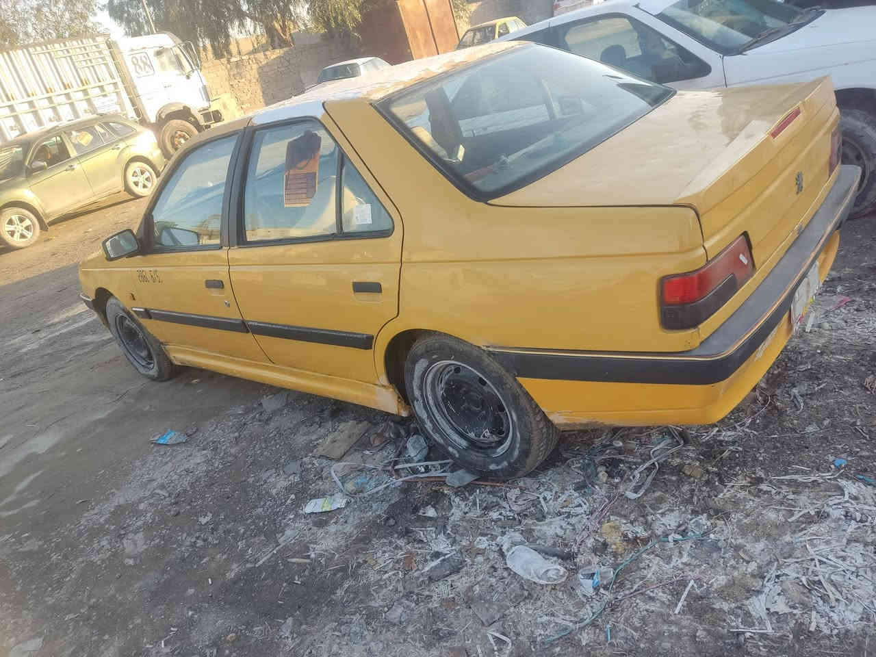 سلام عليكم. بيجو لميس 405مديل 2015السياره حلو مال واحد يريد يعيش بيه  السعر 27او بيه مجال حك الجيه مكانه بل حله رقمه قادسيه  تحويل ثاني يوم مصفره  من كلشي. هذه رقم ***********
