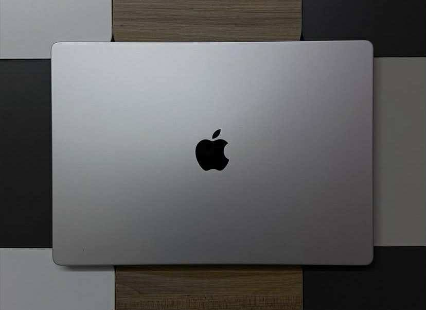 💻Macbook pro 🔴M2 Max 2023🔴
16 inch
1 TB hard
32 Gb Ram
38c Gpu
12c CPU 
🔴Cycle count 20
🔋Battery health 98%
⬜Silver
🎁Box included
🚛We deliver to all iraq
🟥For more informations call *********** or by messenger
