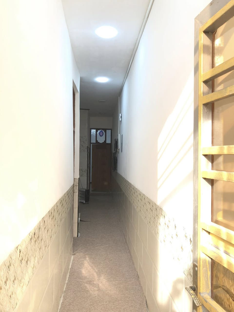 السلام عليكم بيت للبيع حي الكوفه خلف دلالية السيد اخير فرع على الجهة اليسرى مساحة 100 بيت بناء 2024 متعوب عليه ونظيف جداً كامل مابي اي نقص السعر خاص او الاتصال ‭0773 586 8554‬
