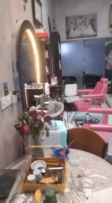 السلام عليكم صالون للبيع في منطقة الكرادة الاستفسار على هاذا الرقم ***********
