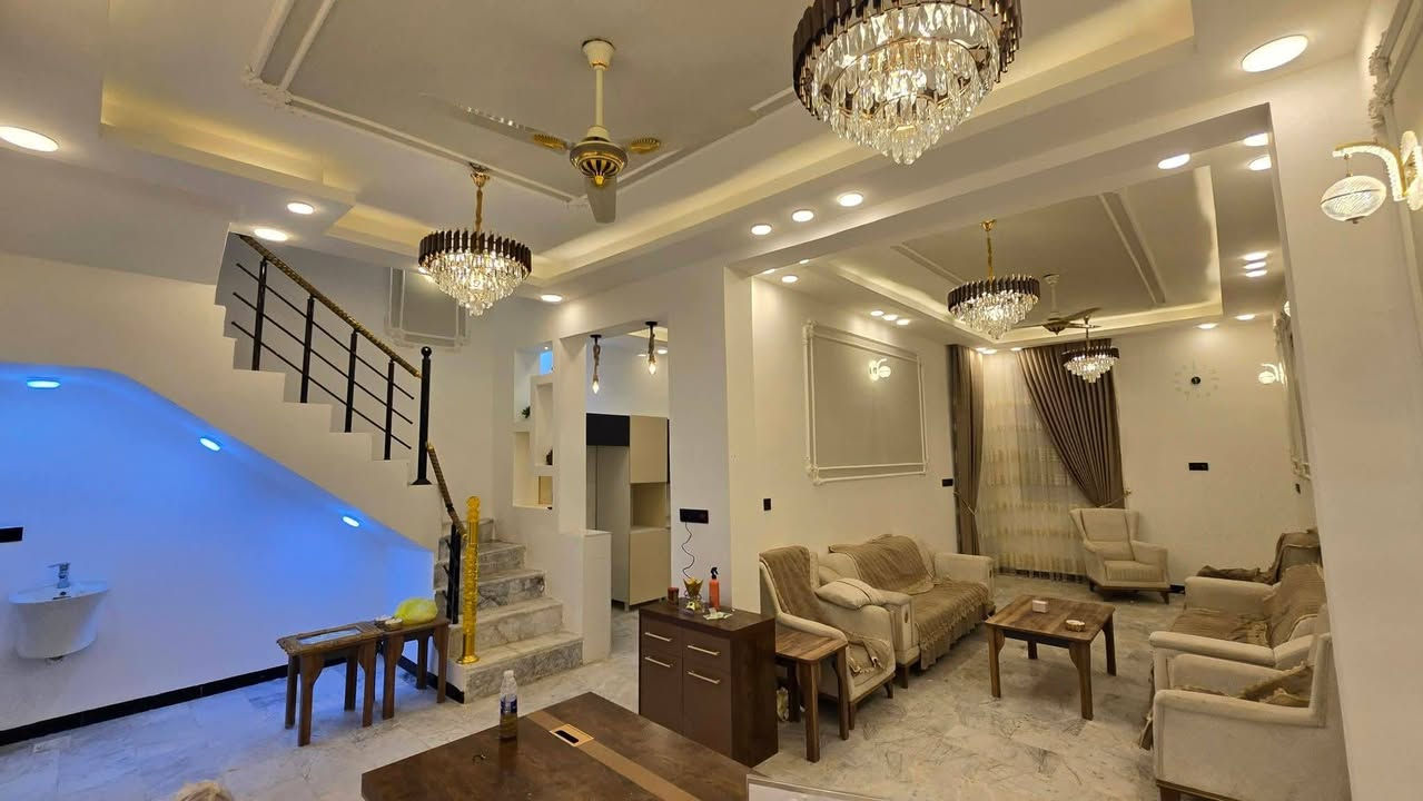 بيت للبيع في كربلاء.          حي العباس. قريب للامام العباس ع.            مع الأثاث 
مساحة.     100متر طابقين 4 غرف نوم 
كافة الخدمات.  تبليط مجاري ماء كهرباء 
سند.  25 
بناء جديد بعده مامسكون 
طابوك جمهورية كونكريت مسلح صب مركزي 
للمزيد من الاستفسار ***********
                            ‏‪077-337-30565‬‏
