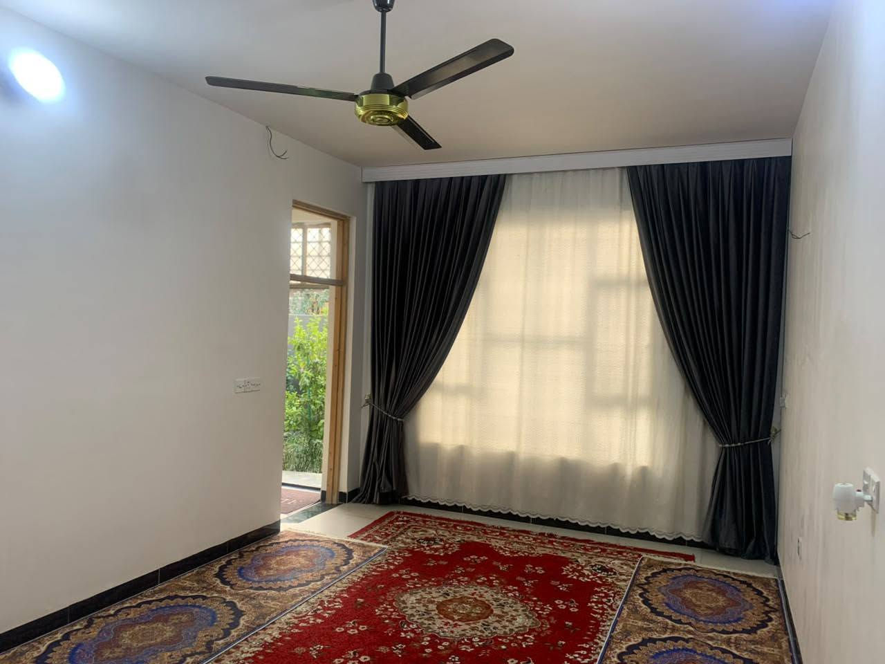 🏡 للبيع بيت بغداد جسر ديالى منطقة الوردية 
📍 الموقع: شارع ماهر /قرب ماركت الربيعي 
📐 المساحة: 200 متر
📄 عقد 117
🏠 الواجهة: 10 متر
📏 النزال: 20 متر
✅ فول خدمات
بناء بلوك گلب ..يتكون البيت من حديقه وكراج واستقبال وهول وغرفتين نوم وصاله ومطبخ وصحيات خارجيه وداخليه...الارضيه بورسلين 
السعر 75وبي مجال للشراي
للاستفسار والتواصل:
📞 ‏‪***********‬‏
