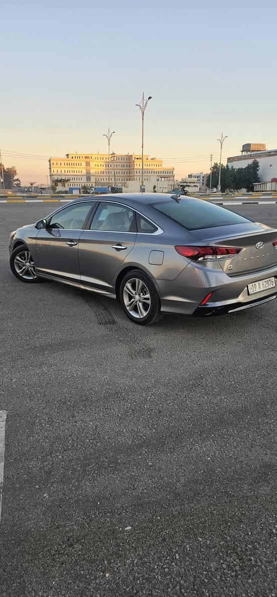 السلام عليكم
سوناتا موديل2019 وارد أمريكي 
فول مواصفات عده الفتحه
مكينه 2400 
مواصفات: 
بصمه 
لد امامي نهاري وخلفي 
رادارات كامله 
فول تحكم استرين 
مانع تزحلق
مثبت سرعه
حساسات كامره. 
حادثها باب واحد صبغ 
سيارة جديده بحاله الوكاله رقم الهاتف *********** سعر مناسب
