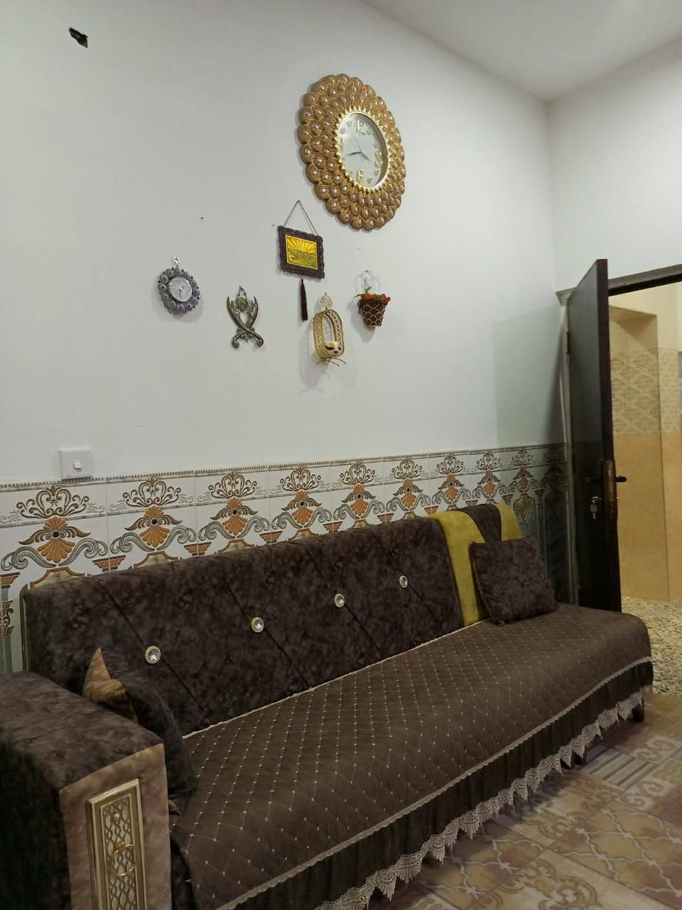 السلام عليكم
دار للبيع مساحة ٢٠٠م طابو سند ٢٥ بناء طابوق طابقين 
كامل 📍يحتوي الدار على درج داخي ودرج خارجي 
 خدمات ماء كهرباء تبليط 
السعر =(٨٥)بيه مجال بسيط 
الموقع //بغداد جسر ديالى الجديد الكرغولية خلف البانزين خانة قريب للشارع العام 
للاستفسار اكثر اتصل ‏‪***********‬‏
