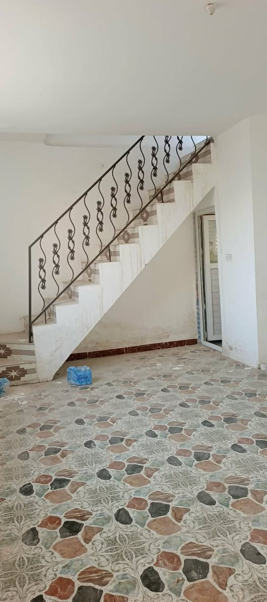 بيت للايجار 50 متر
نجف حي النداء شارع المكاتب مقابل عمود 36 
قرب موقف الكيات..
الطابق الاول يحتوي على غرفة وصالة ومطبخ وصحيات..
الطابق الثاني يحتوي على غرفت وصالة وصحيات..
البيت كونكريت مسلح كاشي وسيراميك..
سعر الايجار 200 الف


**إذا كنت صاحب هذا الإعلان وتريد حذفه لأي سبب، رجاءا أرسل رسالة إلى الدعم الفني**