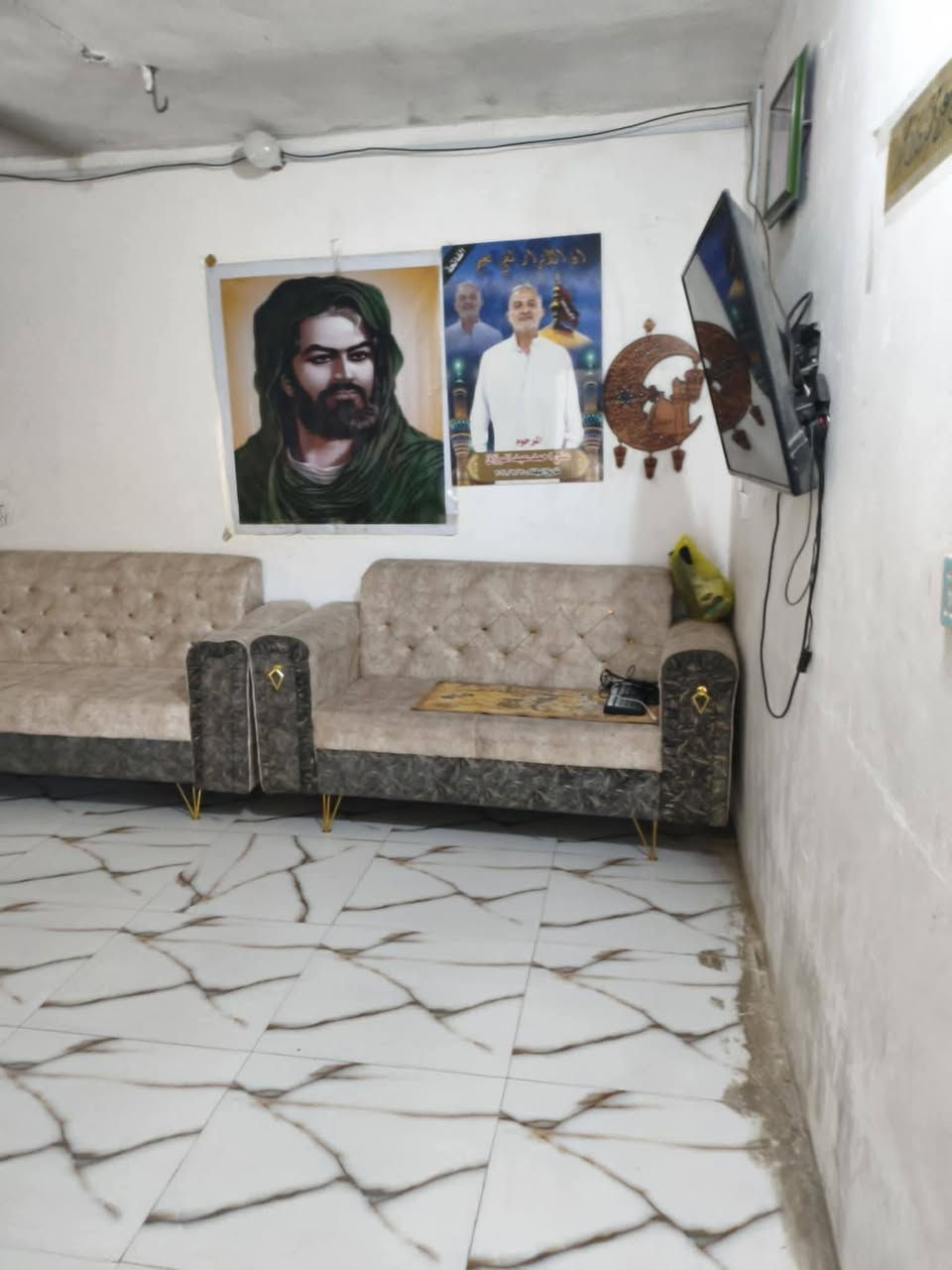 للبيع دار سكن
📌الموقع :  حي العسكري قرب دائره الكهرباء 
 
📌المساحة :  200 البناء قديم

📌يحتوي على: استقبال +غرفتين نوم +صالة+مطبخ+صحيات+طارمة

📌السعر:190 وبي مجال

📌الجابري للعقارات👷

🏠 بيع. شراء. 

📞 للاستفسار والتفاصيل :*********** اتصال *********** واتساب
