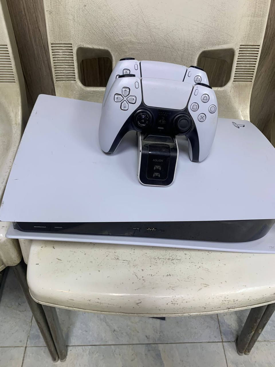 السلام عليكم بلاي 5 للبيع العدد الجوستكات اثنين قاعده شحن جوستك بلاي شرق اوسط الجهازجديد مستعمل قليل السعر 600 وبي مجال العنوان بغداد الشعب مقابيل جامع الشروفي رقم الهاتف *********** والجهاز بي حساب
