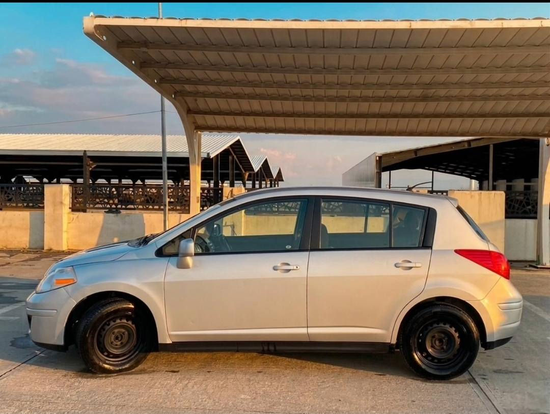 نیسان ڤێرسا ٢٠١٢
مەکین  گەورە 
یەک پارچەی چەمەلەغی دواوە 
ماوەی ڕۆیشتن ١١٢ ھەرزار
سەخفی جەلاتین  بێ کاڵبونەوەو تەرزەکوتەو ە مەعجون    *********** رانية, السليمانية
