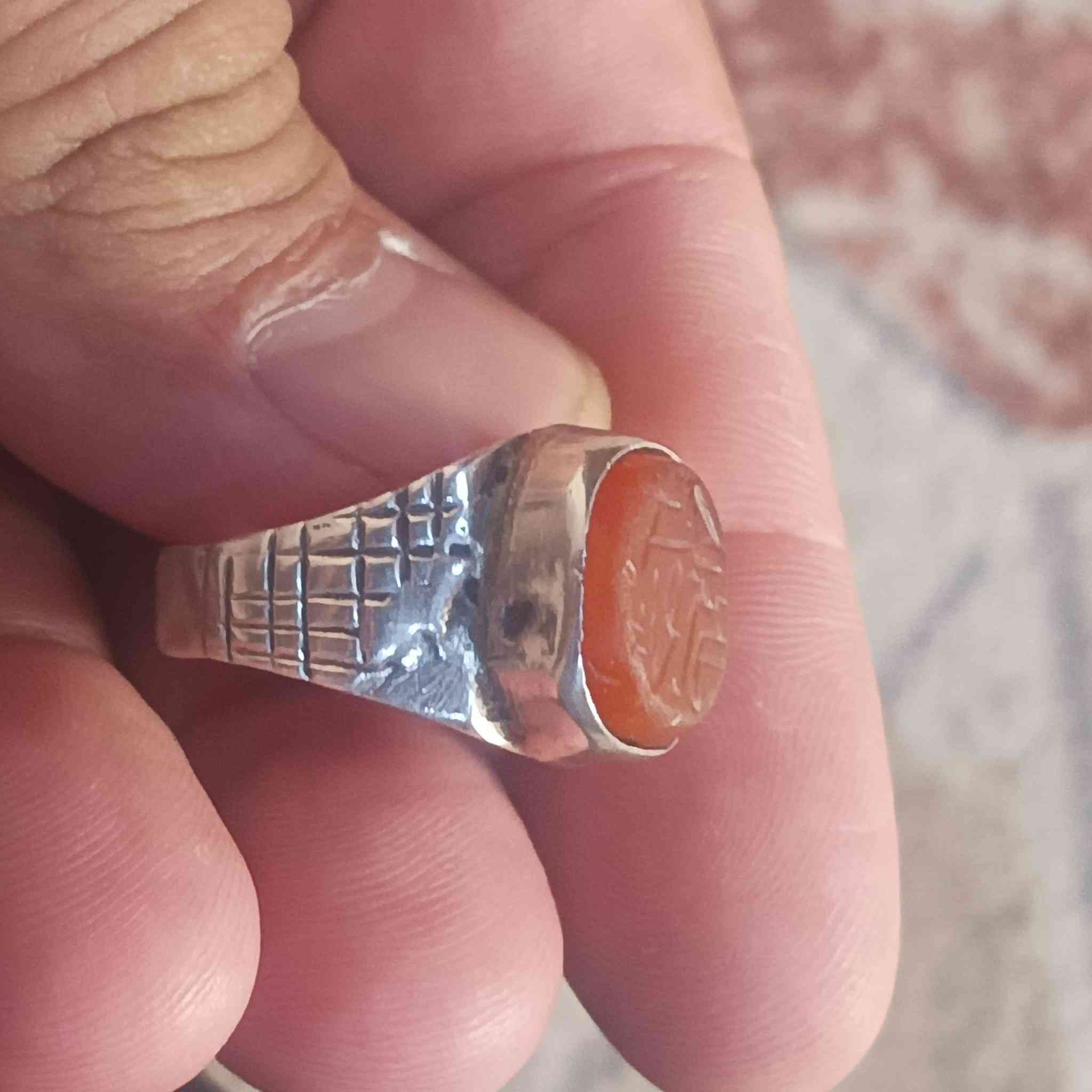 خاتم عقيق يماني قديم جدا خاتم خنصر حجره مشكوله عباسيه قديمه خط كوفي قديم خط شفره كوفي للبيع السعر 100 الف فقط للعارفين بل كوفي


**إذا كنت صاحب هذا الإعلان وتريد حذفه لأي سبب، رجاءا أرسل رسالة إلى الدعم الفني**