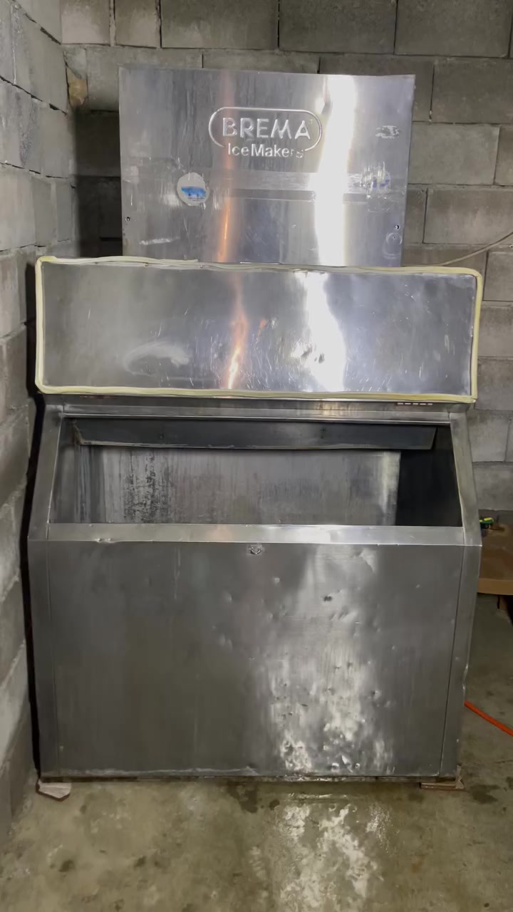 ايس مكير ثلج 🧊 بلوري ❄️ ايطالي 🇮🇹 الصنع انتاج 500 kg كيلو باليوم دبل قالب يعني قالبين اذبلك كل تنزيله كلش جديدة وع بلااد خزانها ستل استيل يسع لل واحد طن ونص 1500kg من الثلج عازل حرارة وبرودة بسعر كلش مناسب للاستفسار مراسلة الصفحة او الاتصال + واتساب ***********
