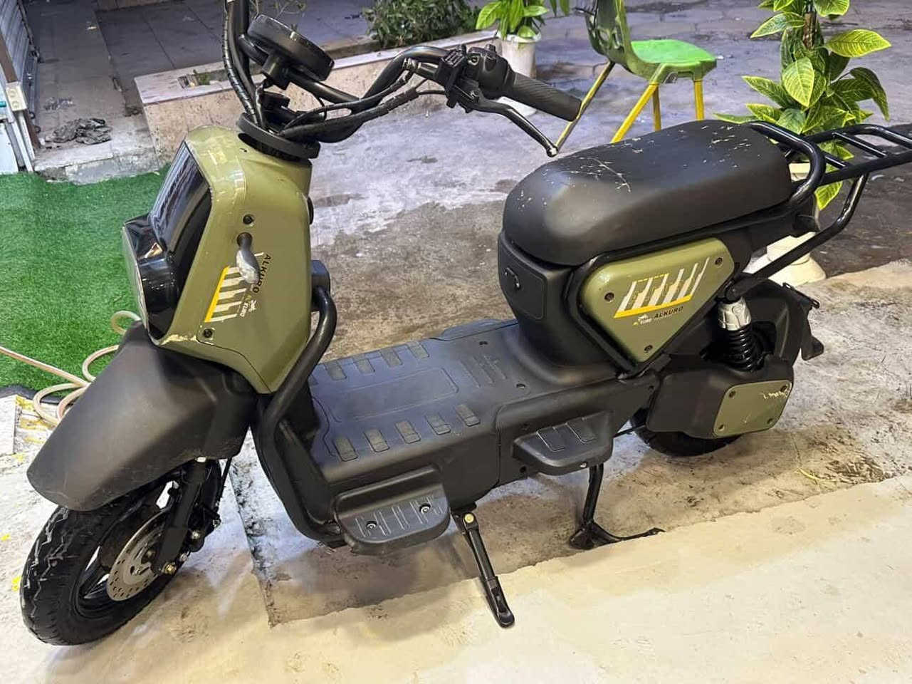 سلام عليكم دراجه شحن للبيع ما ناقصها اي شي نضيفه خمس بطاريات السعر 450 وبيها مجال حك اجيه التصال ع الرقم *********** واتساب هم متواجد
