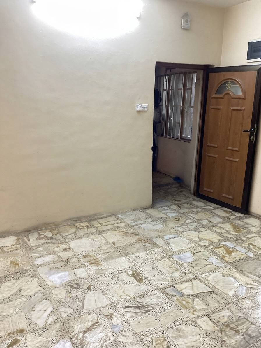 سلام عليكم
بيت للبيع ‼️في منطقة الحريه الدولعي الجديده قرب شارع العام فرع الحلواني  محلة 434 

البيت عكاده نظيف، جدا ارضيه كله كاشي مرمر جديد مترمم جديد دخول بيت بابين مطبخ وصاله     مساحة132متر 
واجه ٧متر اله.  نزال ٢٠م 
يصلح للسكن او للستثمار يتأجر فوك معزول وحد ول جوه ارضي وحد 
طابق اول او ارضي :  صاله كبيره 
ومطبخ وغرفه نوم والصحيات اثنين بلكراج وبداخل البيت 

طابق الثاني:  يحتوي غرفتين
غرفه اولى كبيرة
والغرفه الثانية:  سويت شبه مشتمل ( غرفه ومطبخ ودرج خارجي معزول وطرمه  وحمام)

الي يريد تفاصيل اكثر وصور  والسعر
يتفضل خاص على الرقم

*********** واتساب
