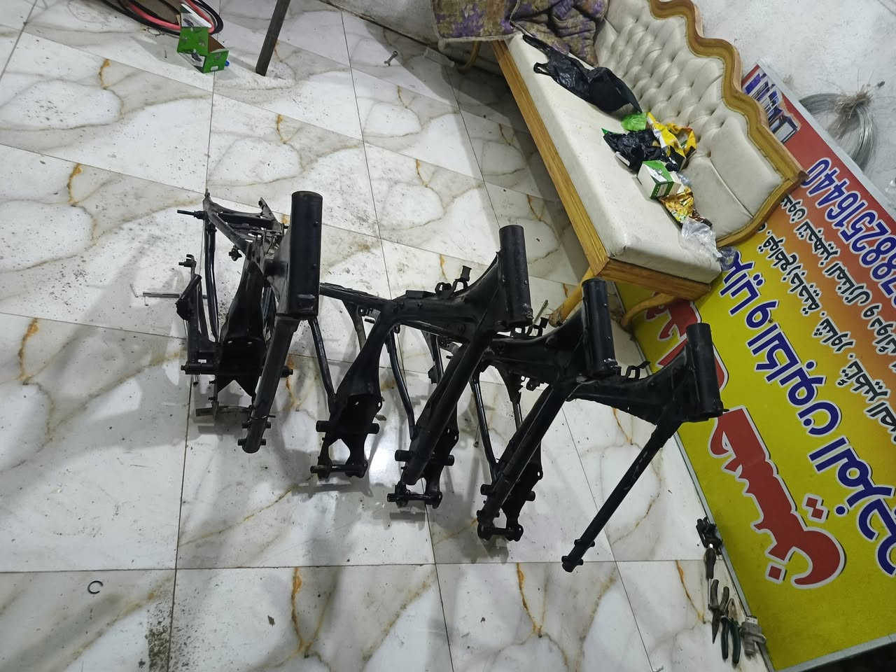 سلام عليكم شواصي كلك للبيع 3 مال ارشه واحد مال بلاد بوريه رفيعه وينه الي يدور رخيص ***********
