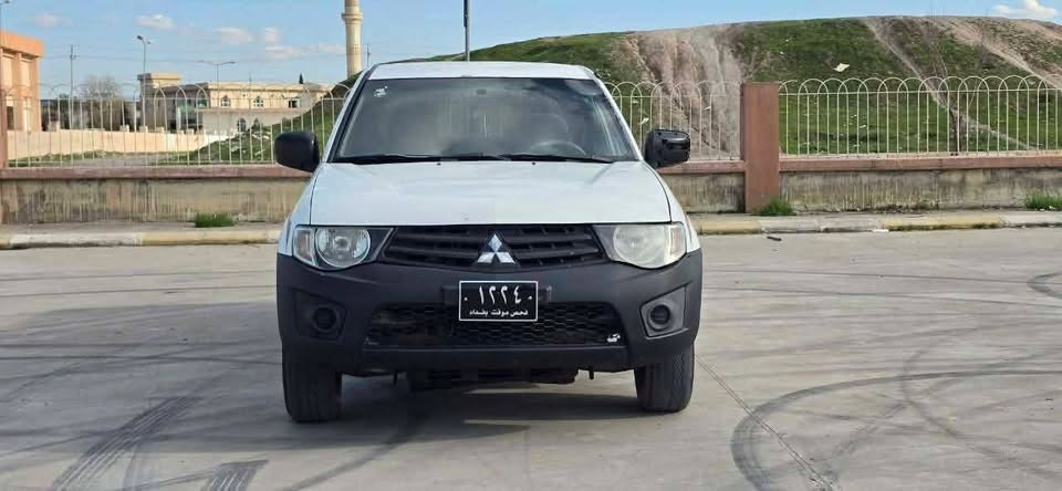 بەناوی خوای گەورە

ئەدمنی بەڕێز 

قەزافی 2010 

یەک دوپارچە بۆیاخی هەیە 

لێزەری دوای دواوەیە هیچ،کەسێک هەستی پێناکات مەگەر خۆت

بڵی بڕاوەیە .لەزگەکەشی تازەیە ئەم ئێوارەلێم داوە

کاکە تەبریدە هەموشتێکی کاملە بەس کۆمبلێسەری نەخسە

سەیارەکە ماشەللەێ دەوێت 

تەها خەلەلی ئەوەیە مەکینەکەی ئۆیەل پەمپی زەعیفە کەمێ دەنگی مەکینەی ڕەقە سەقفەکەشی یەک تۆز شەپۆلی هەیە هی باربوە سەیارەی بەسەرۆبوەقاتی دوبوە 

سعریش بەلاش 43گەڵاو یەک مەجالی برایانە 

هەموزانیاریەکانم نوسیوە تکایە مشتەری نیت بێزارمان مەکە

***********
