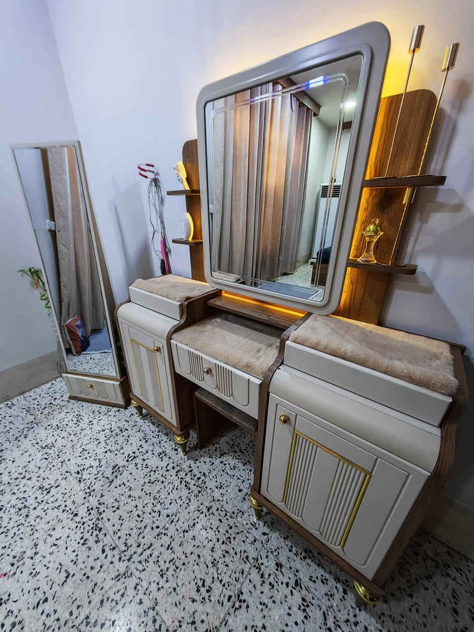 غرفة نوم تركي درجة اولىٰ مو تجاري رخيص 7 قطع بحالة ممتازة سعرها 2 مليون قفل 
بغداد الأمين حي الرئاسة 
متواجد فقط بالماسنجر


**إذا كنت صاحب هذا الإعلان وتريد حذفه لأي سبب، رجاءا أرسل رسالة إلى الدعم الفني**