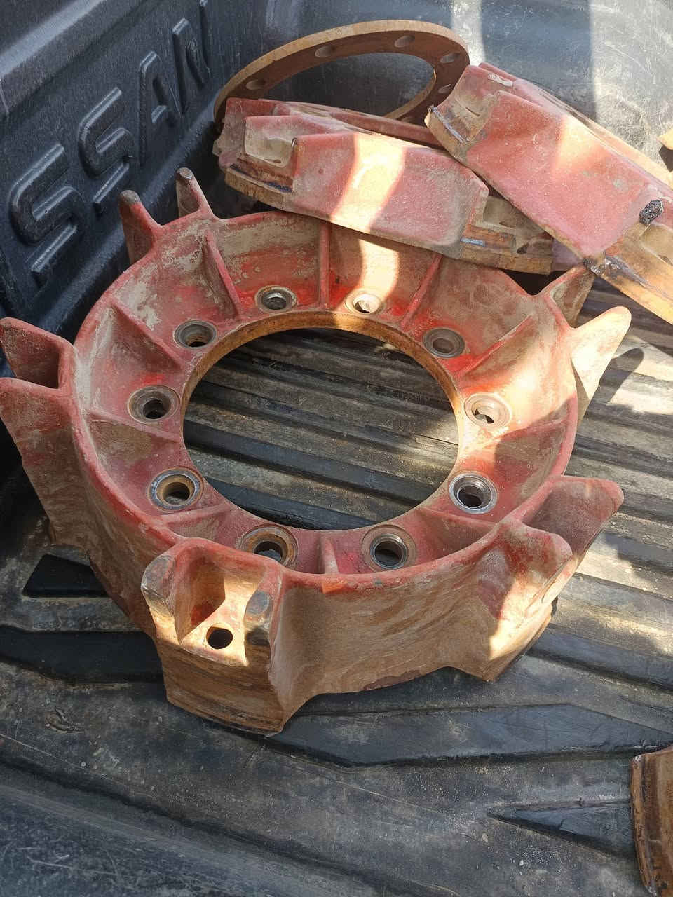 السلام عليكم ورحمة الله وبركاته
قطع 24للبيع بيهن تايرات كامله بس التايرات تعبانات ***********
