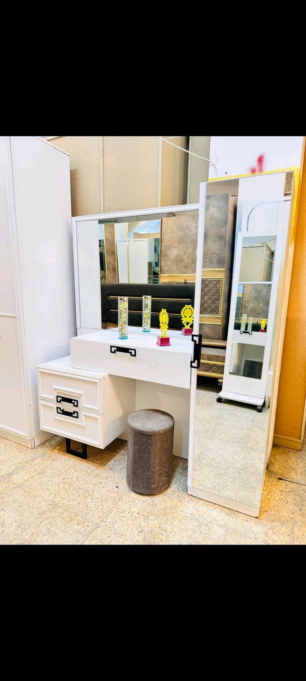 غرفة نوم تركي 🇹🇷 مستخدم 
نضافه 90‎%💯
تتكون من 9 قطع 
برغي وجوي حديد + شازلون مخزن
+ سكك سل ستيل يدات سل ستيل + اناره شغاله 
توصيل وشد داخل بغداد مجاناً 
محافظات كروه رمزيه