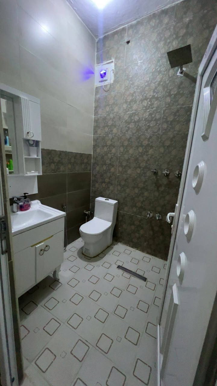 بيت للبيع مساحه 100م واجه 5 نزال 20 طابو زراعي سند 25 مشمول بالتطويب يحتوي البيت ع طابقين وثالث بيتونه كبيره غرف نوم عدد 3 حمامات عدد 3 مطبخ وصاله وستقبال البيت جديد نضافه فول . البيع نقد او قسط المقدمه 45 والقسط الشهري 500 الف العنوان الكوت المنطقه الكوت الجديده شارع الأقواس قرب صيدليه النهرين للاستفسار ***********
