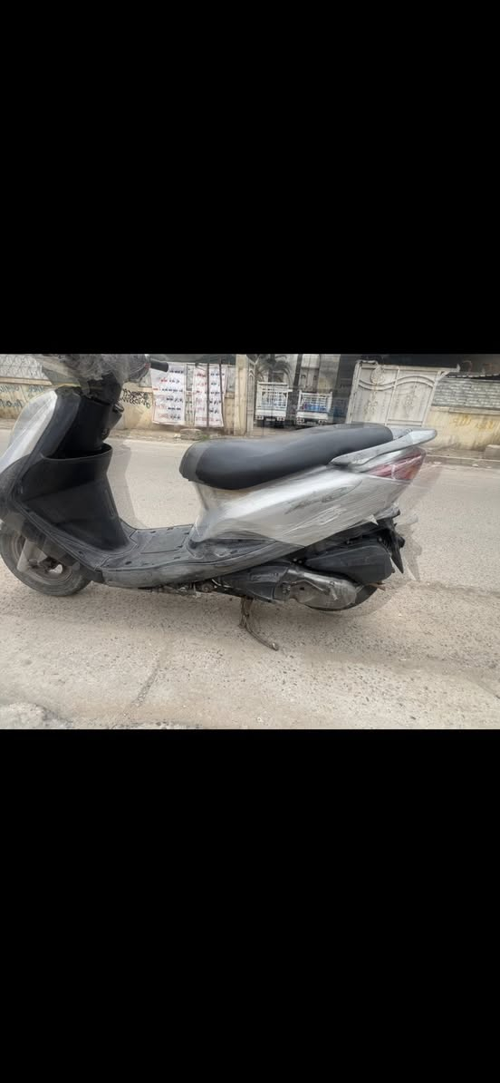 سلام عليكم دراجه بريز لايت ناصي
دراجة  مابيها اي نضوح او تبخير 
دراجة كاعدها بيها كم نقص بسيط 
مكينة ممفتوحة. كابريتر اصلي. 
السعر450 الف مكاني العطيفية او المنصور
***********
