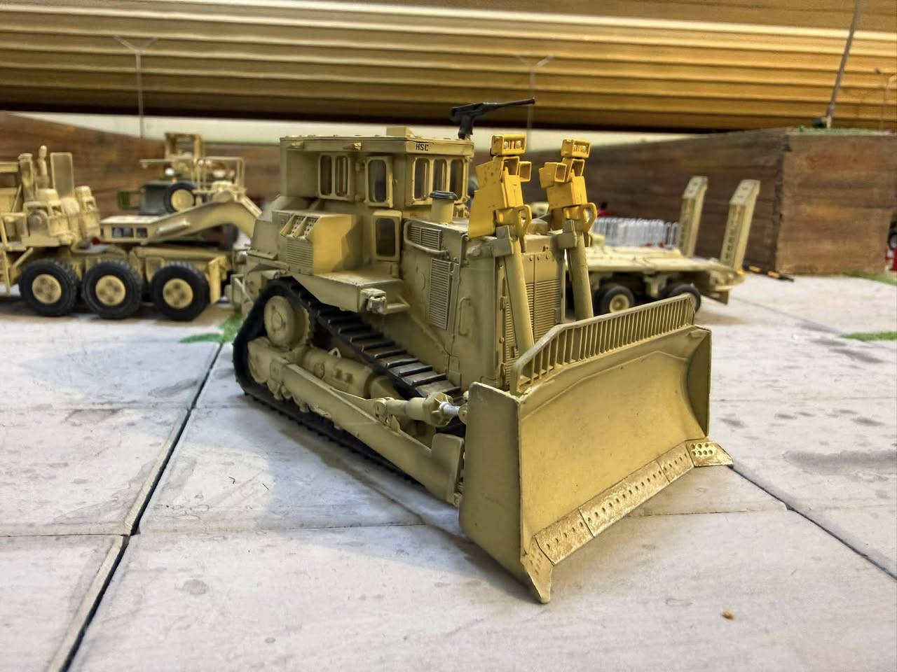 من مجموعتي
البلدوزر المدرع Caterpillar D9R، والملقب بـ "Doobi" في بعض الجيوش. التصفيح الكامل: لاحظ أن كابينة السائق محاطة بألواح فولاذية وزجاج مضاد للرصاص بدلاً من الزجاج العادي. هذا التصفيح يحمي الطاقم من الرصاص، الشظايا، وحتى القذائف الصاروخية الخفيفة. برج الرشاش: يظهر في أعلى المجسم رشاش آلي (غالباً من طراز 7.62 ملم)، وهو مخصص للدفاع عن النفس ضد المشاة أثناء قيام البلدوزر بعمليات الهدم أو فتح الطرق في مناطق القتال. نظام القتل الصعب: بعض هذه الآليات تُزود بقفص حديدي (Slat Armor) حول الكابينة لتفجير القذائف قبل وصولها لجسم الآلة. اقتحام الخطوط الدفاعية: إزالة الألغام والعوائق الهندسية المعقدة لفتح ممرات للدبابات. بفضل قوته وتصفيحه، يمكنه هدم مبانٍ كاملة يشتبه بوجود كمائن فيها دون تعريض الجنود للخطر. تحت نيران كثيفة، يتم استخدامه لسحب الدبابات المعطلة (مثل الميركافا أو الإبرامز) نظراً لوزنه الهائل الذي يصل إلى 62 طناً وقوة جره الجبارة. هذا الموديل باللون الرملي (Desert Tan) مشهور جداً في الجيش الأمريكي (حيث يسمى D9 Armored)


**إذا كنت صاحب هذا الإعلان وتريد حذفه لأي سبب، رجاءا أرسل رسالة إلى الدعم الفني**
