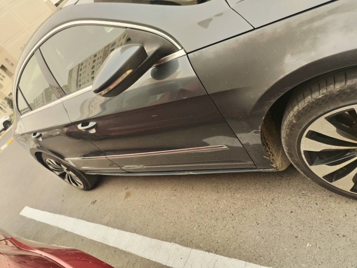 فولكسفاكن باسات سي سي خليجي /vw Passat CC  🇩🇪🇩🇪 
موديل 2012
المواصفات :
محرك 2000 تيربو (المرغوب) 
كير 6 نمر DSG (المرغوب) 
تبريد ثلج قطعتين
ABS + ESC Stabilization control
تشغيل بصمة
سايد بريك كهربائي
كاميرا وحساسات 
اوتو هولد 
مرايات كهربائية 
شاشة بلادية 
بردة كهربائية بلادية 
تحكم ستيرن كامل 
لايتات نهارية زينون 
ويالة بلادية حجم 17 
ماشية 170 الف كيلو قابل للزيادة 
رقمها بغداد انكليزي الجديد وسنوية مشروع وطني باسمي وتحويل ثاني يوم 
سيارة نظيفة ومال جناي دهن كلة موتل اصلي ومي راديتر اصلي بيها ضربة  الجاملغ الامامي عكس السايق فقط والباقي مكفول 
السعر 100 
 
للاستفسار الاتصال *********** بغداد, العراق
