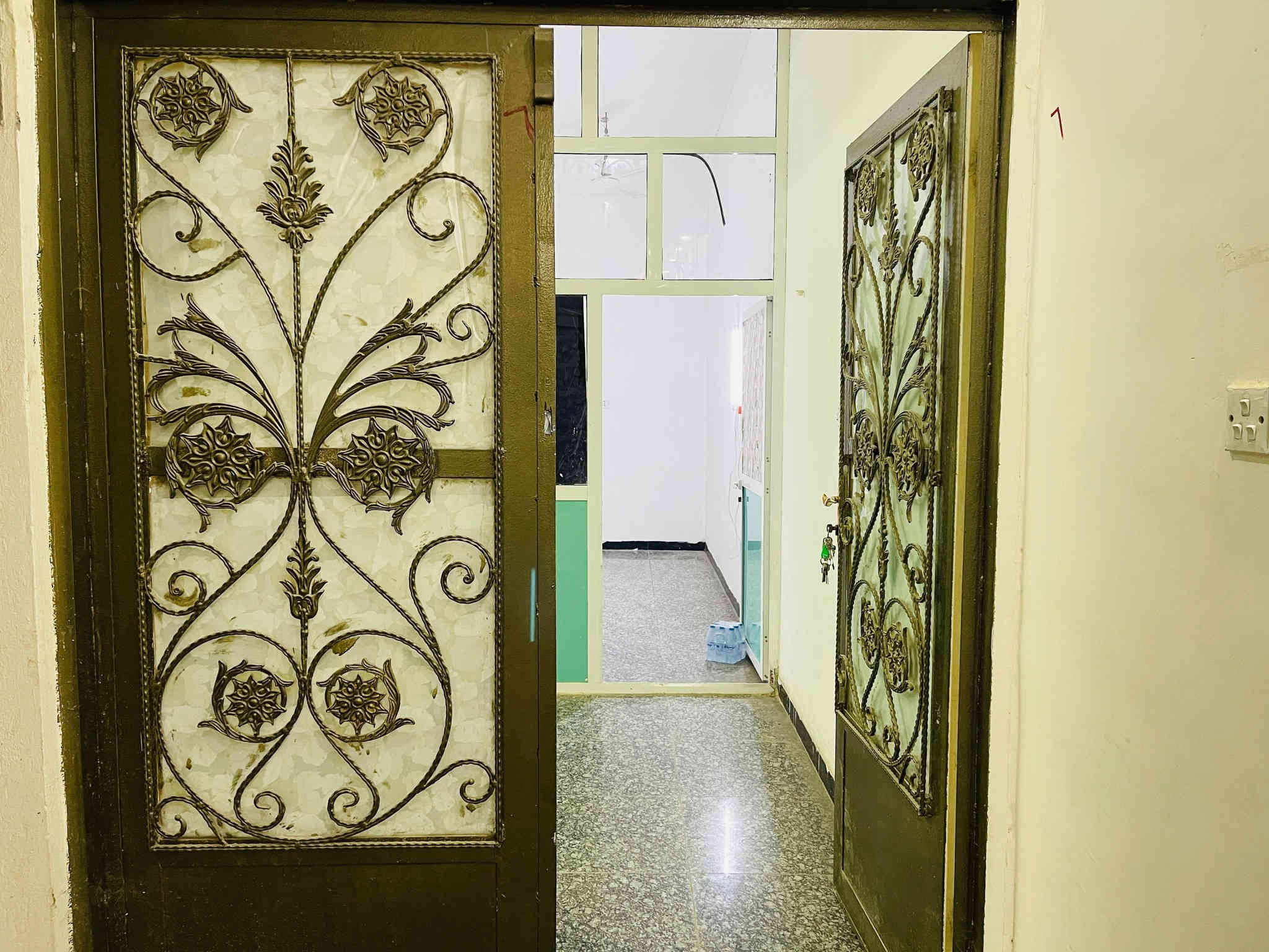 يوجد لدينا
شقه للايجار حديثه البناء درجة أولى ارضيه

غرفه كلدور مطبخ صحيات

سعر اجار ٢٥٠ الف

حله حي البكرلي الأسواق الأولى شارع المحوله

للاستفسار الاتصال على الرقم ***********
