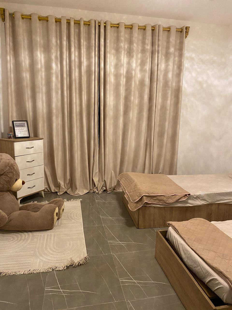 السلام عليكم غرفه نفرين للبيع جربايتين بيهن مخزن وميز كومدي بين الجرابي ومجرات اربعه وميز تواليت مرايه جديد ونظيف صارله شهر من اشتريناه 
+ كنتور سلايد (شويه الكنتور يحتاجله تبديل سجه فقط) 
للاستفسار واتساب : *********** 
السعر ٣٠٠
