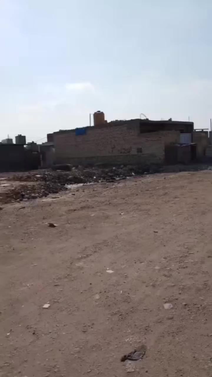 السلام عليكم قطعه ارض 100متر الوجه 5والنزال 20حي الكوفه شارع المخازن ع شارع ***********
