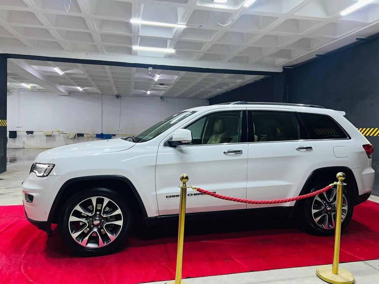 جيب جراند شيروكي ليميتد 2018، وسائد جلدية، وسائد باردة وساخنة، خمسة أوضاع قيادة، شاشة كبيرة، خمسة صفوف من وسائد الخليج، لون كريمي.
الرقم: ***********
سعر 255
