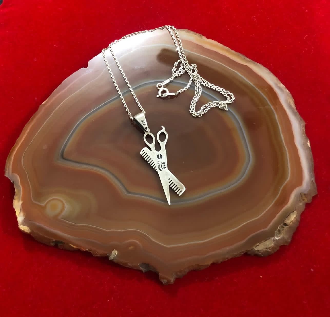 قلادة فضة انتيك 925 مختومة عدة اختام كما هو موضح بالصور بتفاصيل دقيقة جداً ومميزة قطعة صعب تكرارها السعر 50 الف لاول تم بالتعليقات او الحجز بالماسنجر باعتماد الرقم والعنوان


**إذا كنت صاحب هذا الإعلان وتريد حذفه لأي سبب، رجاءا أرسل رسالة إلى الدعم الفني**