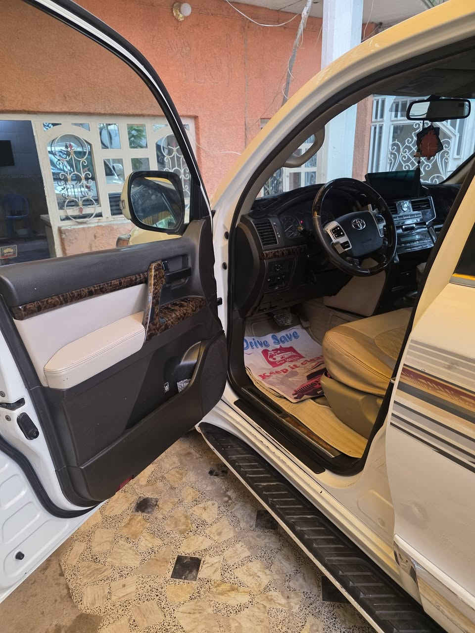 السلام عليكم
من رخصة الادمن 
لاندكروز 2009
6 سلندر 
رقم بغداد بأسمي رقم انكليزي 
السياره حسب مرفق السونار بيها تكحيلات مابيها ضربة السيارة نظيفة تخم تاير جديد حدادية جاهزة أي نقص مابيها 
السياره فول كير اوتماتيك 
سلايت روڤ
ثلاجة
3 قطع تبريد 
مكان السيارة ديالى - بعقوبة 
السعر 280$ قفل . 
واذا اكو سيارة مراوس حسب القناعة 
***********
