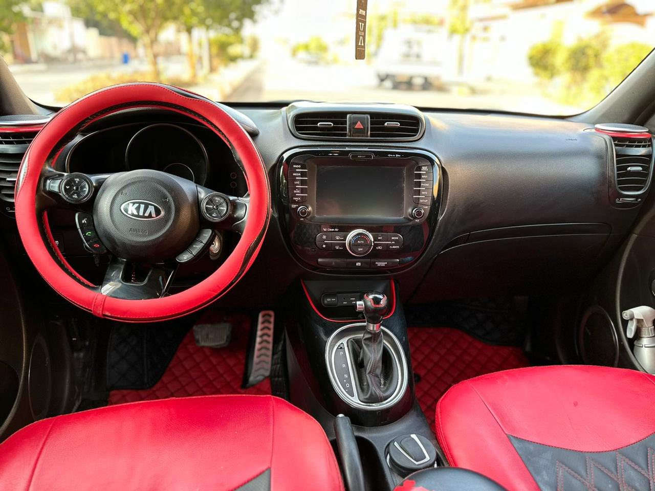 "للبيع كيا سول 2015
محرك GDI (مجفت)
المواصفات:
- موديل: 2015
- محرك: GDI 2000 
- ناقل حركة: أتوماتيك
- تبريد: تكييف هواء مكفول 
- لون: (اسود )
- كراسي جلد
- شاشة لمس
- نظام صوت ممتاز
- كاميرا خلفية
- حساسات خلفية
- رقم بغداد انكليزي 
- سنوية مجددة ل2029
- هزة جديدة
للتواصل: (***********)"
