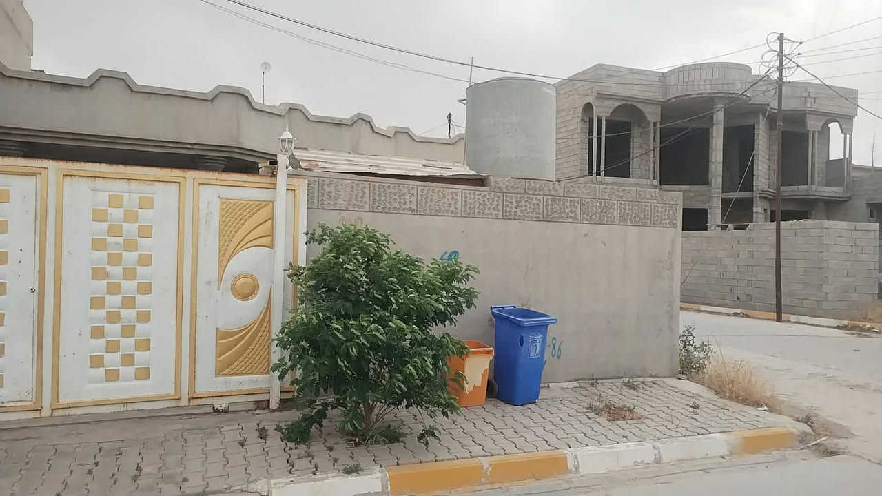 دار للبيع
الصنف مو طابو
مرقم ومرفوعة معاملته لبغداد

المواصفات
غرفتين نوم طابق ارضي
غرفه طابق اول
ربعه
هول +مجمع غرف
مطبخ
استقبال
مساحة تقريبا ٣٥٠ او يزيد
حوش خلفي تصلح لمشتمل مع غرفه

الموقع: ملحق حي النداء
رقم الهاتف ***********
المو شراي لا يتصل ولا ينطي سعر بكيفو
السعر ٦٥ وقابل للتفاوض
