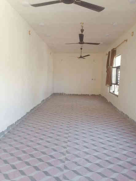 بيت طابقين البيع مساحته ٧٠٠ متر ابيع اقصاد  تطي نص ويبقه نص اقصاد زرعي بل سنيه فرع التبليط ملأت الدوره كونكريت مسلح غرف ٤ وصالتين وستقبال معزول وحده  *********** مدارس متوسطه وبتدايه التبليط الفرعي عنه ١٠٠ متر  *********** مروس وفرق عادي ابيع
