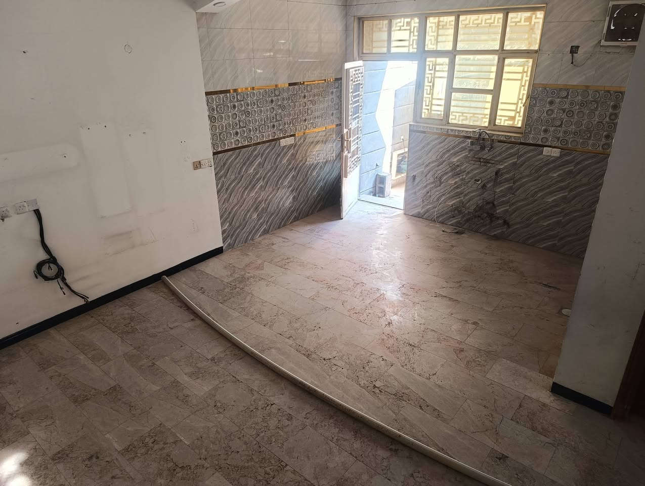 السلام عليكم
دار للبيع في البكرية محلة 679 شارع بيت الكويتي للبيع 
مساحة 110 متر واجهة 14 متر البيت بناء 2020 جاهز للسكن غرفتين نوم حمامات 2 صالة ومطبخ وهول حولي وبيتونة چبيرة مع كراج سيارة كبير البيت زنجيل على شارعين 
للتواصل ***********
