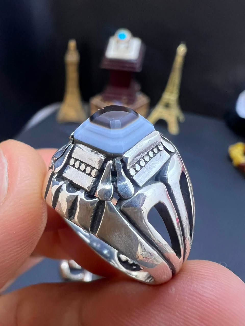 :
جزع بقري ناعم بطبقات طبيعية… قطعة تُحاكي التراث وتخطف الأنظار. 🤎💍

الوصف:
خاتم فاخر مرصّع بحجر الجزع البقري الناعم، يتميز بطبقاته الطبيعية المتناسقة التي تمنح كل قطعة هوية لا تتكرر.
صياغة قوية بتفاصيل دقيقة، تجمع بين الأصالة والفخامة، ليكون خياراً مثالياً لعشاق الأحجار الطبيعية والخواتم التراثية المميزة.

إذا كنت تبحث عن خاتم يحمل جمال الطبيعة وهيبة التراث، فهذا الخاتم يستحق أن يكون ضمن مجموعتك.

📩 للاستفسار والحجز:
***********
