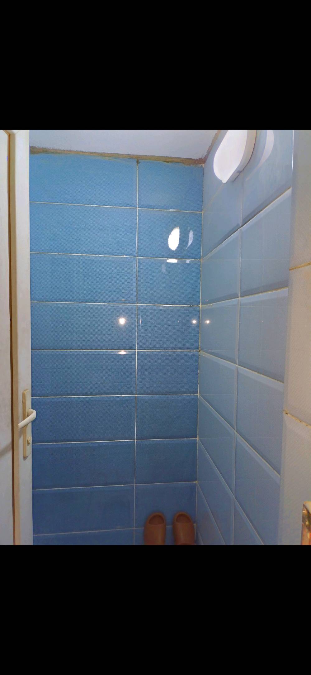 بيت للبيع  /// ثلاثة طوابق /// اربع غرف ////////
بغداد /// حي القاهرة /// قرب سوق علي النعمة ///
ملك صرف ... وباسمي ///  
المساحة 110 متر مربع // الواجهة  5.5 والنزال 20 الطابق الأول ////////////////////////////////////
حمام خارجي / استقبال / مطبخ / حمام مشترك / غرفة نوم 
الطابق الثاني ////////////////////////////////////
غرفة نوم سويت / مطبخ كبير / حمام مشترك / غرفة نوم ثانية 
الطابق الثالث ////////////////////////////////////
غرفة نوم/ حمام للغسالة / سطح كيير 
البيت كامل من كل شيء باستثناء الواجهة ( لبخ ) 
تم الانتهاء من بناء البيت في  1 / 10 / 2019
السعر ( 440 ) مليون دينار وفي مجال بسيط
للاستفسار الاتصال على  الرقم (   ***********   ) 
ملاحظة : البيت مصمم لسكن عائلتين ....
والسلام /////////////////////////////// 