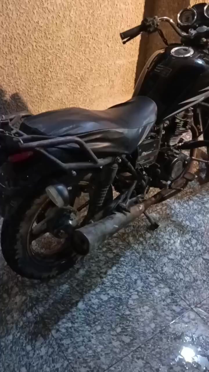 المواصفات:
🏍️ نوع: دراجة نارية ستريت / كلاسيك
⚙️ سعة المحرك: تقريبًا 125 cc أو 150 cc
🔧 عدد السرعات: 5 سرعات يدوية
🌀 تبريد: هوائي
🛞 فرامل أمامية: ديسك
🛞 فرامل خلفية: درم
🔋 تشغيل: سلف (كهرباء) + رجل
🔗 دفع: سلسلة (Chain Drive)
📍 اللون: أسود
📌 حالتها: مستعملة، تشغيل ممتاز، مناسبة للتنقل اليومي
ملاحظات:
✔️ اقتصادية على البنزين
✔️ صيانتها بسيطة
✔️ ممتعة للمدينة والطرقات القريبة
💰 سعر: 400بيها مجال للطيبين
📞 للتواصل *********** او خاص
مكان: كربلاء قرب مستشفى الكفيل التخصصي
