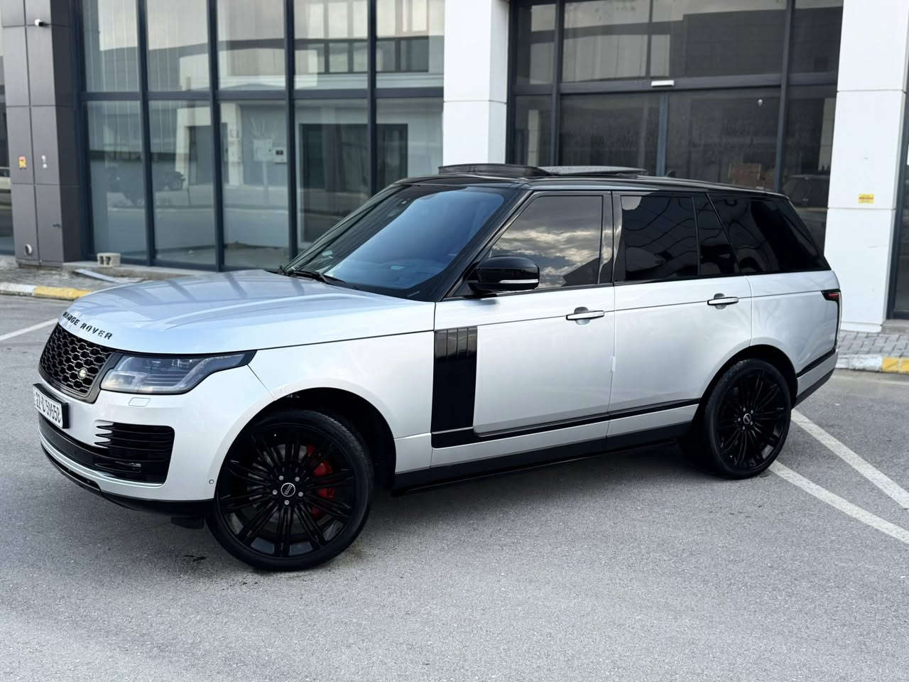 ﷽
RANGE ROVER VOGUE 2016 
▫️رانج رؤڤه ر مؤديل 2016 ڤؤگ فول مواصفات
🔹 فول مواصفات مواصفات بلاك زمان دولي
▫️سيارة كامل داخل و خارج محدث 2021🔥📦

◻️محريك V8 5.0L تمانية سلندر سوپر جارج مرغوب
🔹گير و محريك بشرط فحص
بدون صوت و بدون صرف بدون خلل
🔹ماشية  57 الف حقيقي

◻️ سيارة كلين فقد ( بنيت صبوغ بسبب محدث ) 
🔹سيارة جديد حيل حيلوة نضيفه 📦
🔹سيارة كاكل داخل و خارج محدث 2021

◻️مواصفات فول معروفة
🔹{ بصمة - پانوراما - داخل احمر - رادار -  دوسات كهربا - خمس كاميرا - صندوق شفت - باب صحب - كشنات تتفيئة و تبريد - كشن مصاج - كشن و ستيرن خزن - ستيرن تتفيئة - بغاغ لايت - مراي شفت - تبريد مركزي - بعد }

◽️اربع تاير ويل جديد ويل بلاك
🔹دبل و جوبليسات كل بشرط
🔹سيارة شرط بدون اى نواقص گير و محرك و حدادي و كاهرباى كولة بشرط
🔹سنوي و رقم و هزة جديد سنوي بأسمي
🔹 نفسي يوم / تحويل و كاله حاظر
🔹 مكان_🌆 سليماني

◽️سعر_ 289$🔐🔥🔥
◽️موبايل_ ***********
____________________________________

