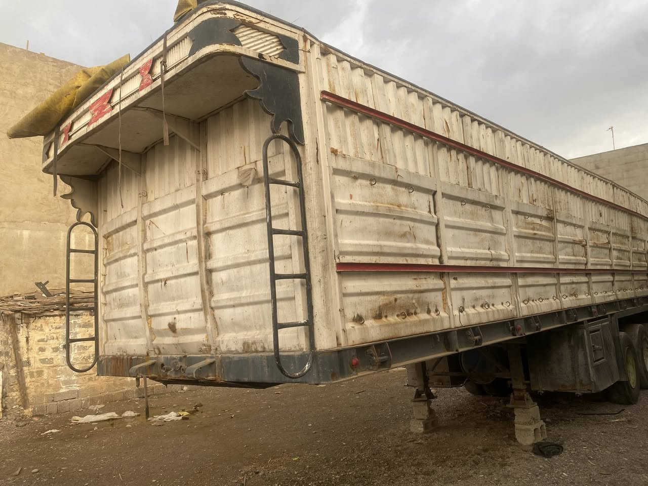 سلام   العليكم
بودي. العراقي. 
اربع دناگير. لعاب 
دبل تاير تخم تاير. جديد  
عنوان كلك. خبات 
سعر ٨٠ و مجال 
واتصاب. ***********
***********
