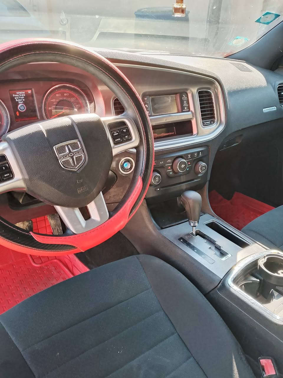 السلام عليكم 
سيارة جارجر للبيع 2014  بأسمي رقمها بغداد مشروع وطني تتحول بأي محافظة 
تحكم ستيرن 
مانع انزلاق 
محرك + كير خير من الله 
تخم تايرات نضاف 
السيارة تاخذها متصرف عليها ربع دينار والله كاملة للأخير 
مصبوغة عام بسبب ضربة بأمريكا 
ومكصوصة عكال من القمارة مو كلها فقط (عكال) 
السعر ١٢٠ ورقة وبيها مجال بسيط جدا للشراي
للأتصال *********** أو ***********
