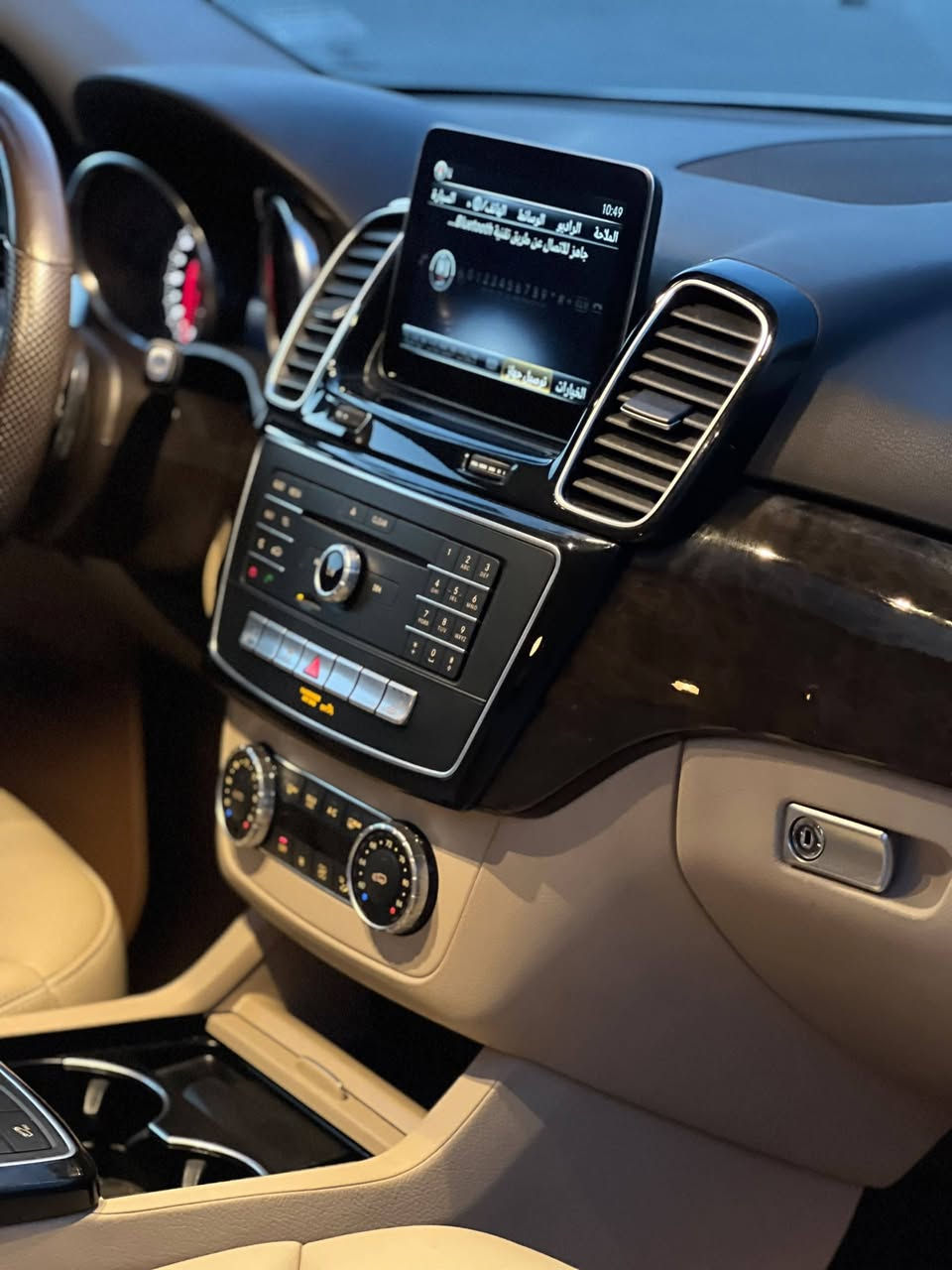 🔷 مرسديس GLE350 2018 وارد فل كامل 
🔷 موديل: 2018
🔷العداد: 35 الف ميل
🔷 موجودة في: صنعاء
🔷 المواصفات:
⭐ نظام تشغيل بالبصمه
⭐ نظام الدفع الرباعي الخاص بمرسيدس (4MATIC) القوي والذكي الغني عن التعريف 
⭐ فتحة سقف كهربائية بانوراما 
⭐ 5 كيمرات للرؤية بزاويه360درجة 
⭐ كراسي جلدية لون بيج
⭐ كراسي متحركة كهربائياً.
⭐ سخانات وبرادات كراسي 
⭐ مكيف مركزي امامي وللمقاعد الخلفيه
⭐ شاشة  5 انش مع مشغل CD.مدخل USB
⭐ كيمرا خلفية للمساعدة على الركن
⭐ مقود متحرك ومتعدد الاغراض.  
⭐ نظام الحقن الكتروني للوقود GDI
⭐ محرك V6 سعة 3.5 لتر
⭐ قوة 302 حصان / عدد لفات 6500 لفة في الدقيقة
⭐ اقصى عزم للدوران 273 رطل -قدم / عدد لفات 5250 لفة في الدقيقة
⭐ ناقل الحركة 7 سرعات اوتوماتيكي
⭐ تستهلك السيارة ” داخل المدينة ” 10.3 لتر لكل 100 كم
⭐ تستهلك السيارة ” على الطريق السريع ” 6.9 لتر لكل 100 كم
⭐ خاصية الثبات الالكتروني
⭐ خاصية التحكم في الجر
⭐ خاصية مراقبة ضغط الهواء داخل الاطارات
⭐ خاصية تثبيت السرعة
⭐ عدد 9 وسائد هوائية امامية وجانبيه لحماية السائق و الركاب
⭐ المكابح مانعه للانزلاق ABS / توزيع قوى المكابح الكترونيا EBD / خاصية مساعد المكابح
⭐ سعة خزان الوقود : 97 لتر
⭐ التسارع من 0 الى 100 كم في 4.6 ثانية
⭐ السرعة القصوى 250 كم / ساعة
⭐ راديو / مسجل MP3 / مشغل CD  
⭐ حساسات للمساعدة فى الركن 
⭐ خاصية البلوتوث للرد على الهاتف
⭐ مكيف خلفي للكراسي الخلفيه 
⭐ والعديد من مواصفات الامان والرفاهيةالتي تتميز بها مرسيدس بنز.
رقم القعادة :   4JGDA5HBXJB065408
🔷 السعر: ( 24000 )$دولار.
#للـــــتــــو𝟕𝟕𝟓𝟒𝟏𝟓𝟒𝟏𝟗اصــــــــل📲👉
فريقنا جاهز للرد دائماً 
775415419 يمن موبايل 
739995419 يو


**إذا كنت صاحب هذا الإعلان وتريد حذفه لأي سبب، رجاءا أرسل رسالة إلى الدعم الفني**